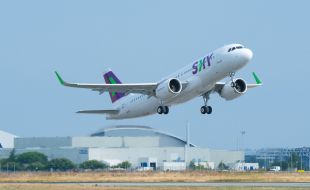 airbus_delivers_first_a320neo_to_sky_airline
