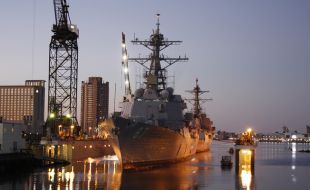BAE Systems San Diego shipyard to tandem dry-dock two destroyers - Κεντρική Εικόνα