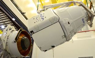 dragon_installation_on_falcon_9_image_by_spacex_terma