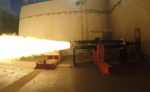 Raytheon new DeepStrike missile rocket motor passes critical test - Κεντρική Εικόνα